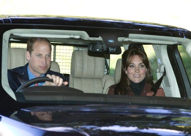 【写真を見る】ウィリアム王子が運転する車の助手席に乗っているところをパパラッチされた