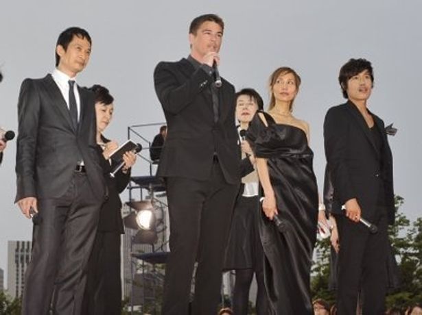 左から：トラン・アン・ユン監督、ジョシュ・ハートネット、トラン・ヌー・イェン・ケー、イ・ビョンホン