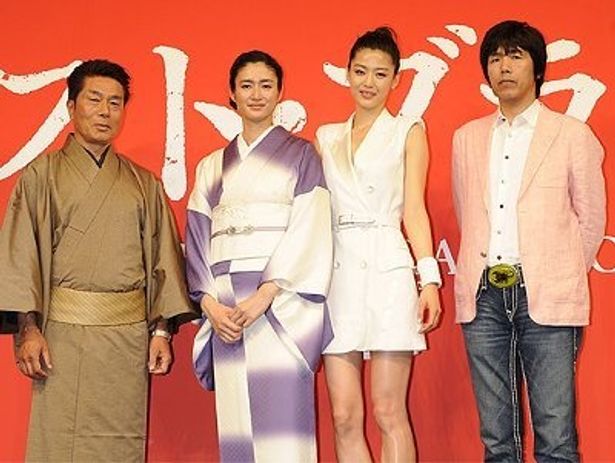 左から：倉田保昭、小雪、チョン・ジヒョン、石川光久（プロダクションI.G.社長）