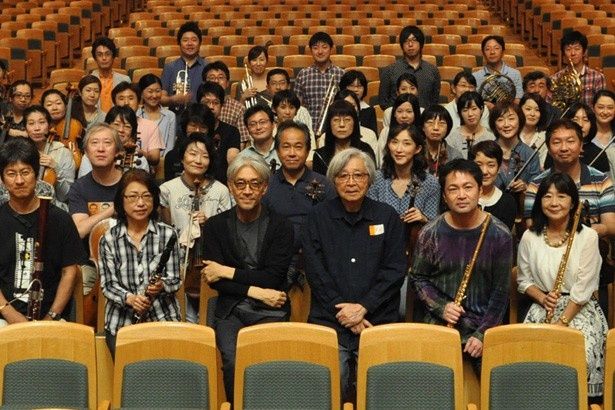 『母と暮せば』音楽のレコーディングに参加した坂本龍一と山田洋次監督