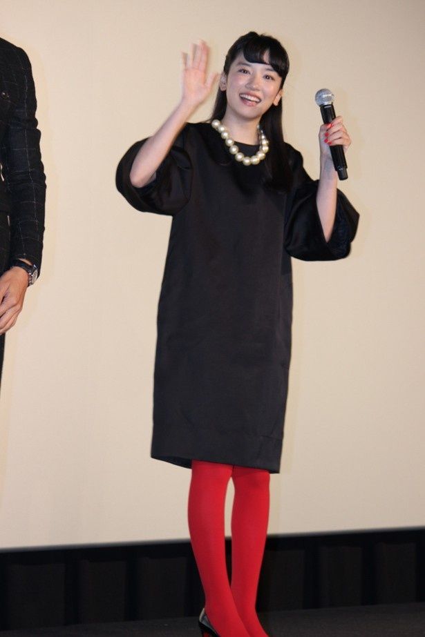【写真を見る】新星・永野芽郁はキュートなワンピースと赤タイツで登壇