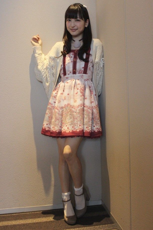 神田沙也加、かわいいメルヘンなファッションで美脚を披露