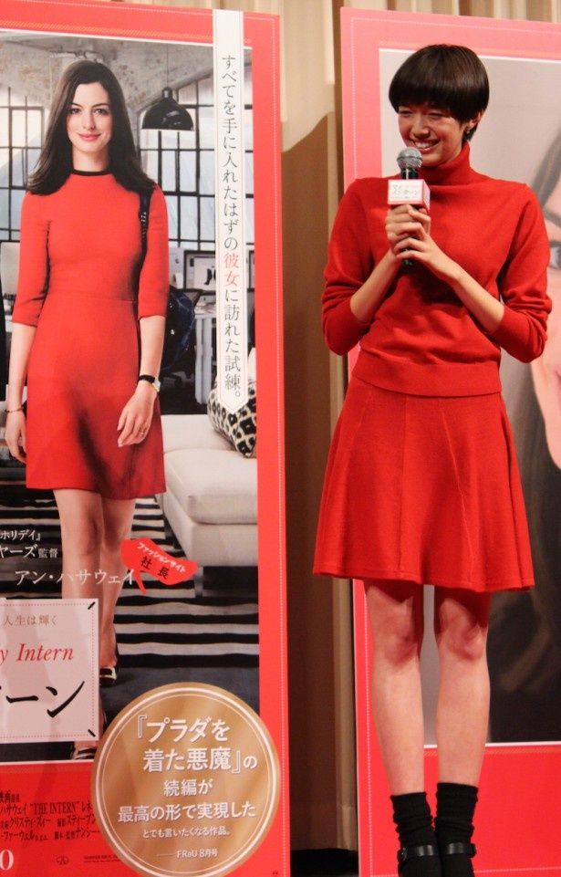 【写真を見る】アン・ハサウェイをイメージした真っ赤なミニスカートで登場した佐藤栞里