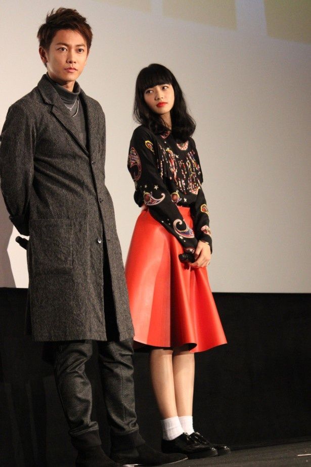【写真を見る】小松菜奈は、黒いブラウスと赤のレザーのスカートで登壇