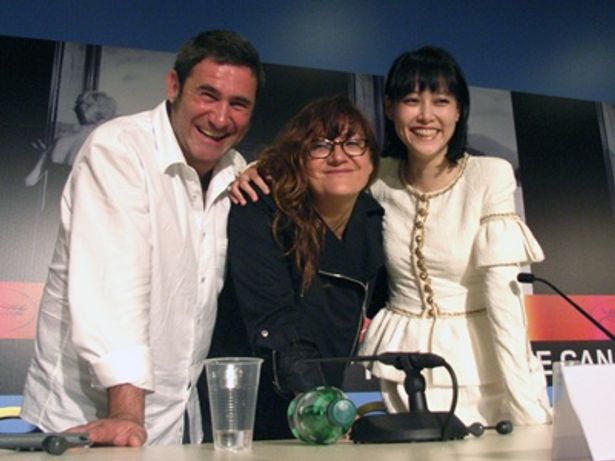 左から、菊地凜子、イザベル・コイシェ監督、セルジ・ロペス