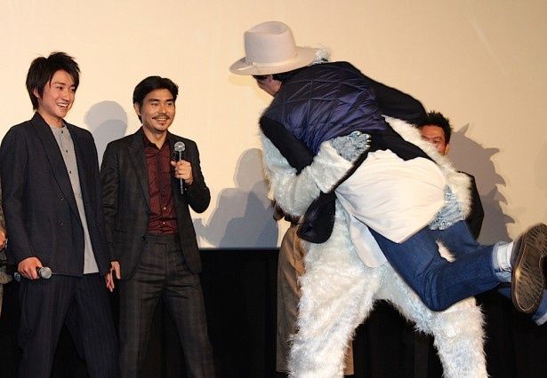 【写真を見る】藤原竜也も爆笑！雪男と岡安章介(ななめ45°)が相撲対決！