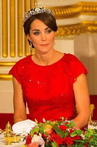 キャサリン妃、晩餐会の真っ赤なドレスで魅了！