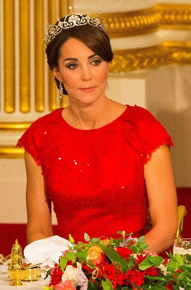 真っ赤なドレス姿で晩餐会に登場したキャサリン妃