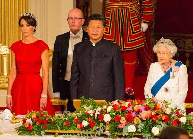 中国の習近平国家主席を招いてエリザベス女王、キャサリン妃が出席