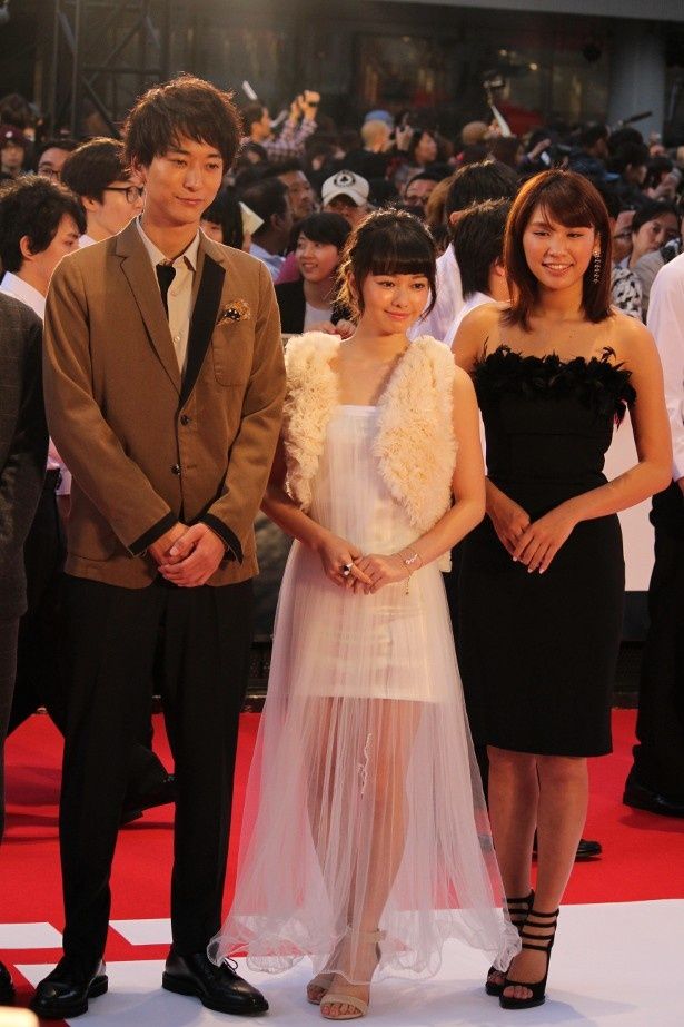山本舞香のシースルーの白いドレスがキュート！