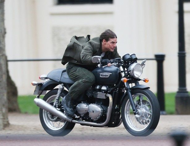 【写真を見る】バイクで疾走するトム。スタントも自身が行うことで知られている