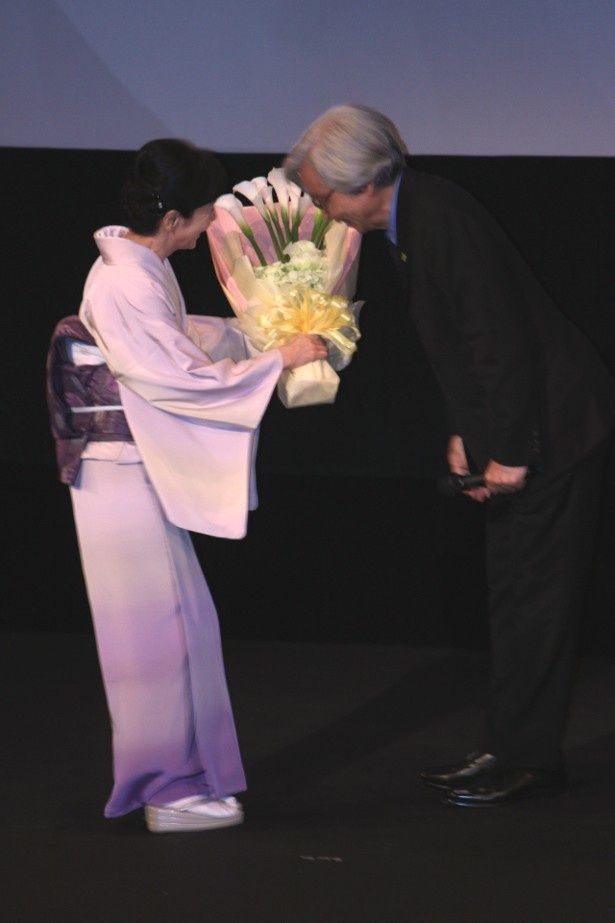 吉永小百合が山田洋次監督に花束を渡した