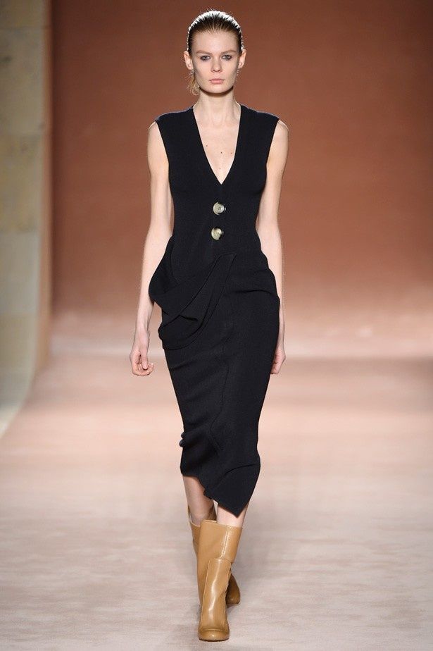 【写真を見る】ファッションブランド、ヴィクトリア・ベッカムの服でファッションショーのランウェイを歩くモデル
