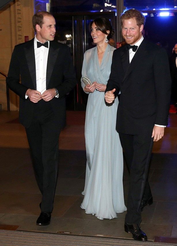【写真を見る】ウィリアム王子、ヘンリー王子と共に登場。淡いブルーのロングドレスがエレガント