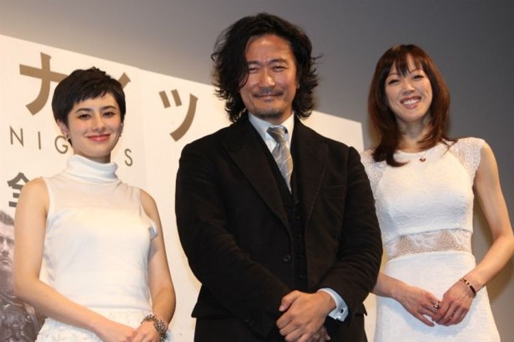 『ラスト・ナイツ』の紀里谷和明監督、両手に花で笑顔！