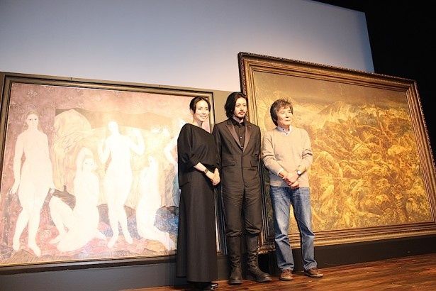 【写真を見る】オダギリジョーと中谷美紀、謎多き日本人画家・藤田嗣治の巨大レプリカ絵画とともに登場！