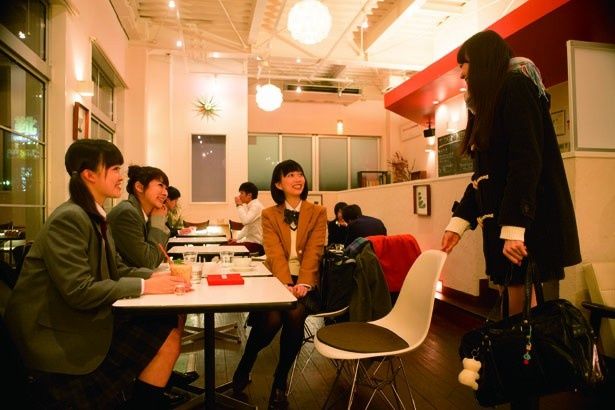 カフェで友だちとお茶をするチカ(藤)。女子高生の等身大の姿を堂々と演じた
