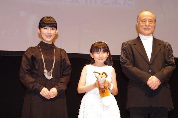舞台挨拶に登壇した(左から)福田彩乃、鈴木梨央、津川雅彦