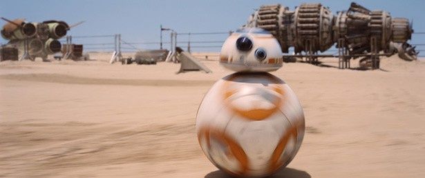 【写真を見る】新たなシーンからは、新型ドロイドBB-8が活躍しそうな予感？