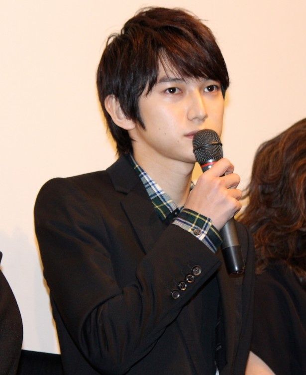 本郷奏多 美女に囲まれ誕生日の花束もらうも 花粉症です 画像4 12 Movie Walker Press