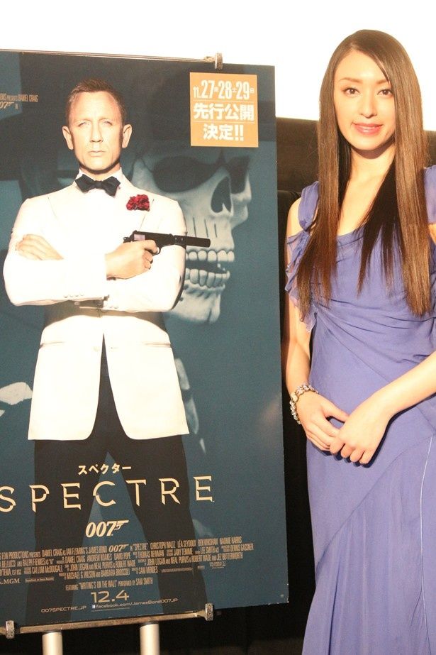 『007 スペクター』特大ポスターとのフォトセッション