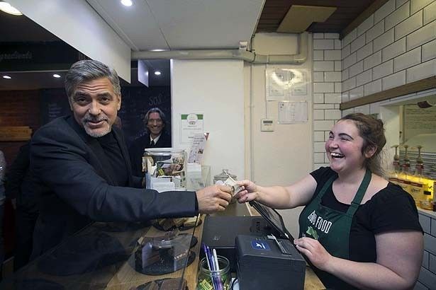 元ホームレスの人々が働くスコットランドのサンドウィッチ店を訪れたジョージ・クルーニー