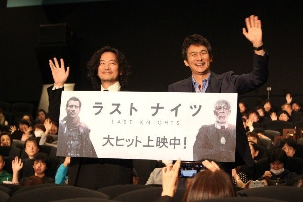 【写真を見る】伊原剛志と紀里谷和明が笑顔で手を降る2ショット