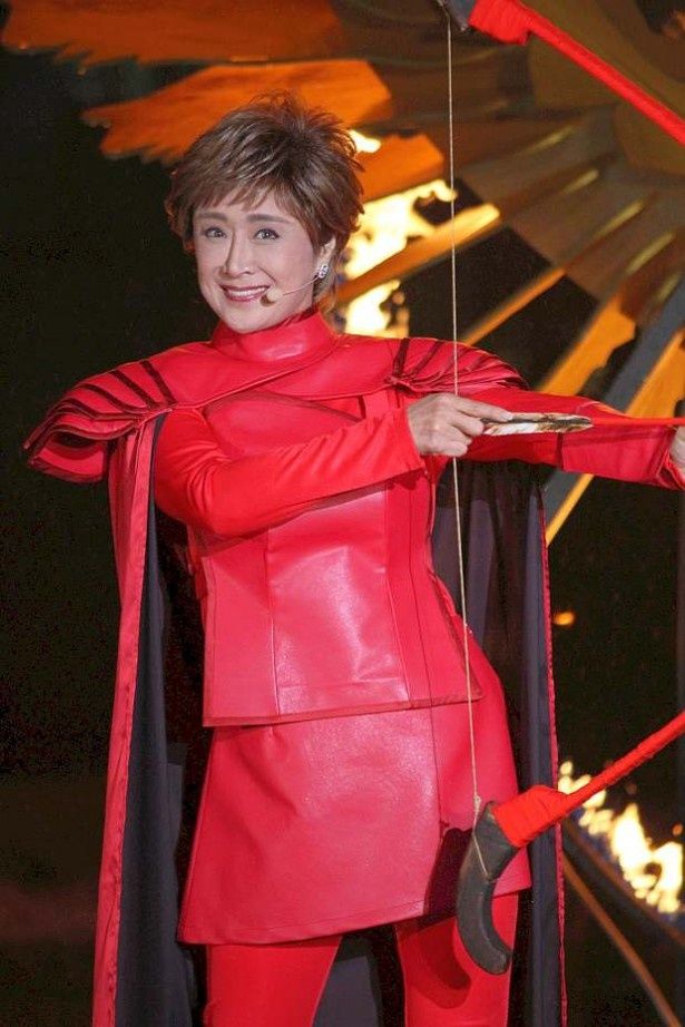 【写真を見る】真っ赤な衣装でド派手に登場した小林幸子