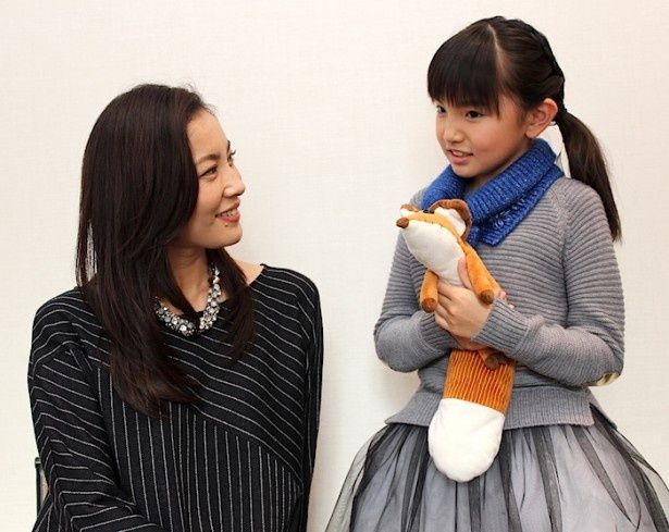 【写真を見る】親子役を演じた鈴木梨央と瀬戸朝香を直撃！天才子役、鈴木梨央の素顔に迫る