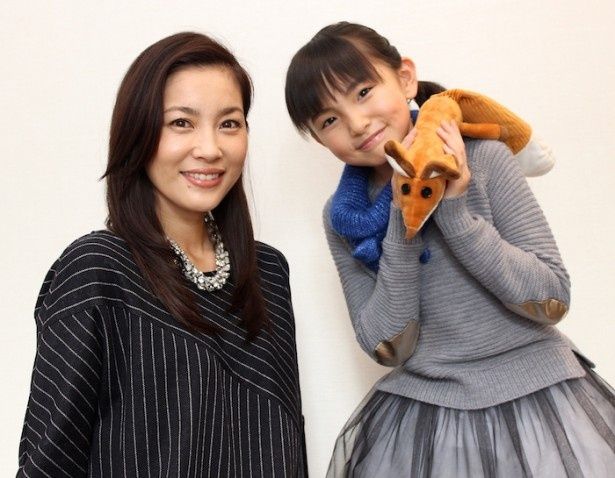 【写真を見る】瀬戸朝香に子育てのモットーを直撃。鈴木梨央も「本当のお母さんみたい」と笑顔！