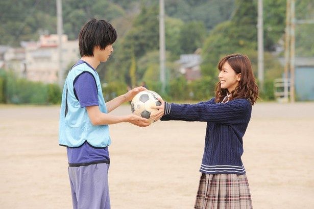 【写真を見る】山崎賢人＆真野恵里菜の2ショットカット。サッカーボールを渡す仕草も可愛い！