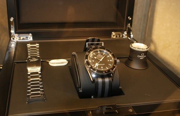 “スペクター”限定モデルの腕時計「シーマスター 300」