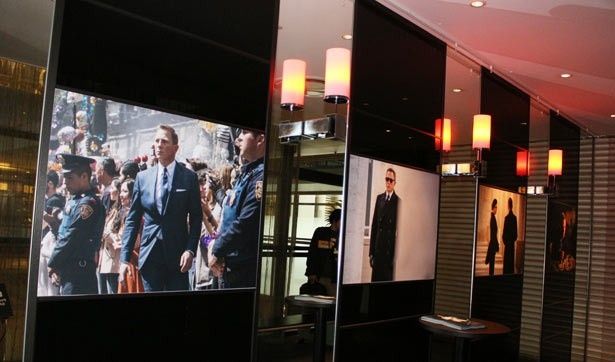 『007 スペクター』に登場する話題のシーンをパネルで展示したフォトギャラリー