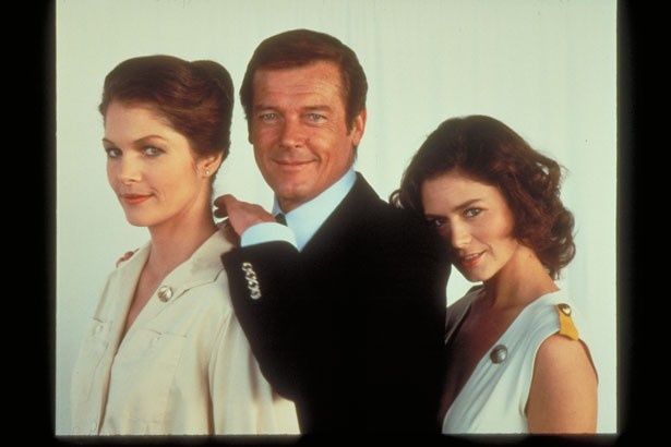 写真右が『007/ムーンレイカー』のコリン(コリンヌ・クレリー)