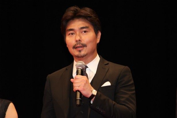 藤本源太郎役の小澤征悦