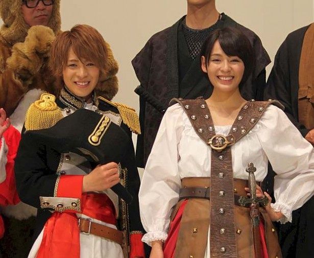 ナポレオンに扮した西銘駿とジャンヌ・ダルクに扮した大沢ひかる(左から)