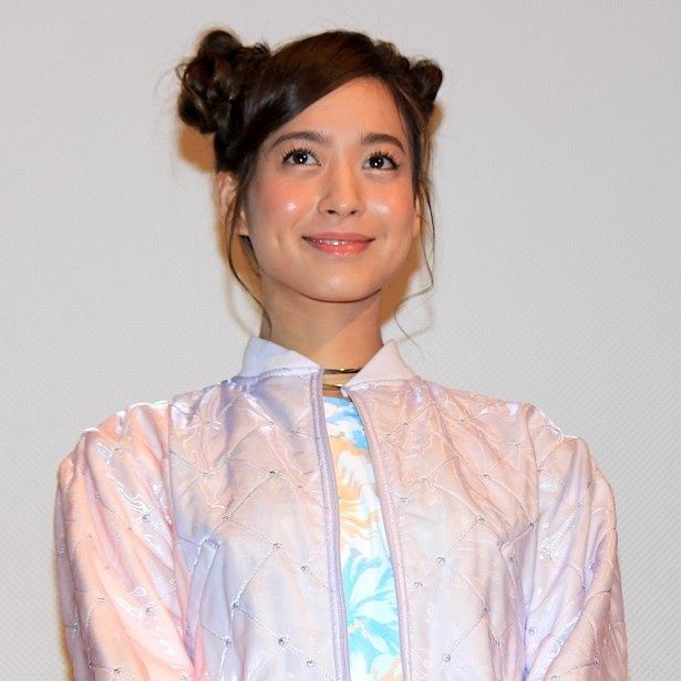 春子役の野崎萌香