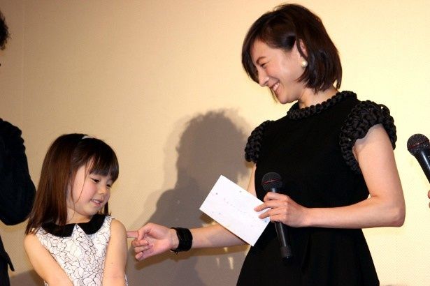 広末涼子が娘役を演じた子役・赤松えみなの手紙に感涙