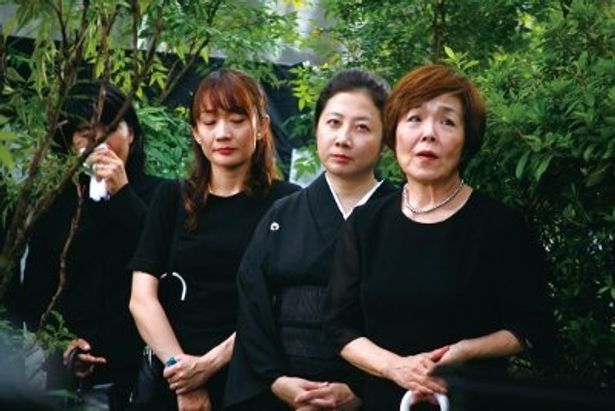 劇中で、いじわるな親戚のおばちゃん役でカメオ出演してる西原理恵子(右から2番目)