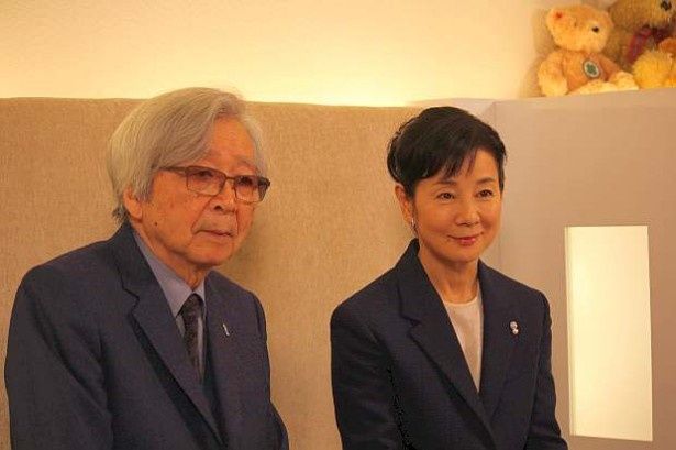 【写真を見る】『母と暮せば』チャリティ試写会の囲み取材に出席した山田洋次監督と吉永小百合(左から)