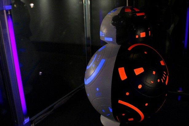 蛍光塗料が塗られたクールな速水もこみちのBB-8