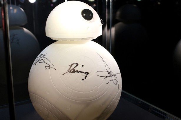 製作陣＆キャストの直筆サインが入った貴重なBB-8