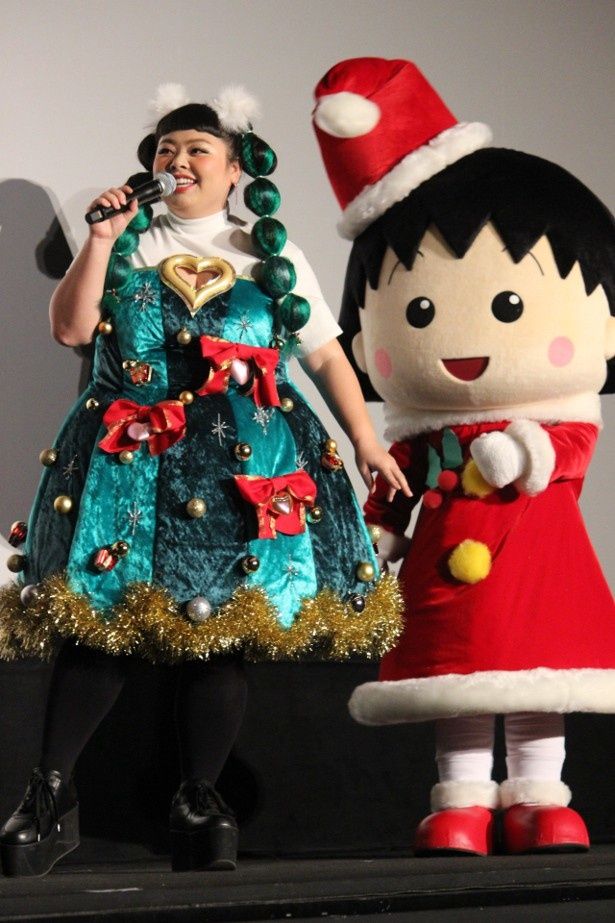 【写真を見る】強烈！渡辺直美は、クリスマスツリーのドレスで登壇