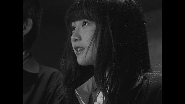 【写真を見る】「ミスiD2015」グランプリの金子理江。透明感のある肌に栗色ロングヘアの美少女っぷりが眩しい！ 	【写真を見る】『いいにおいのする映画』で映画初主演を務める金子理江