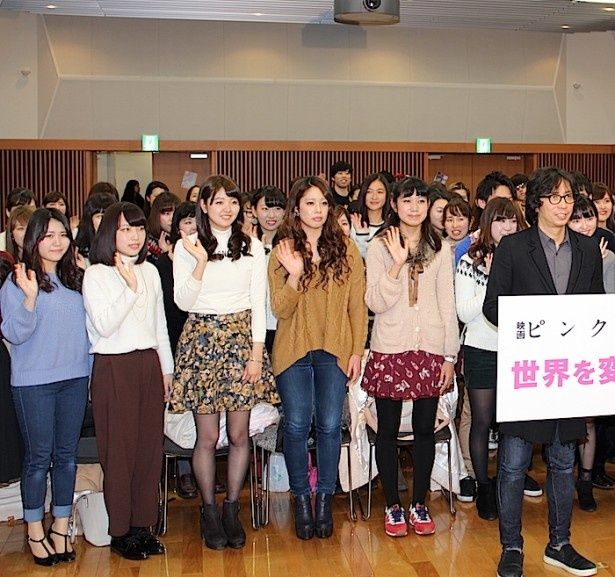 【写真を見る】加藤シゲアキと行定勲監督の登場に青山学院大学の学生たちも大盛り上がり！