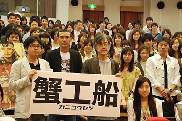 左から：豆岡良亮プロデューサー、SABU監督、評論家・高橋源一郎
