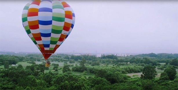 観光の大きな目玉のひとつでもある熱気球。映画内では雲の上を進む幻想的な風景も描かれる