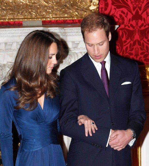 【写真を見る】指輪を見せるキャサリン妃とウィリアム王子