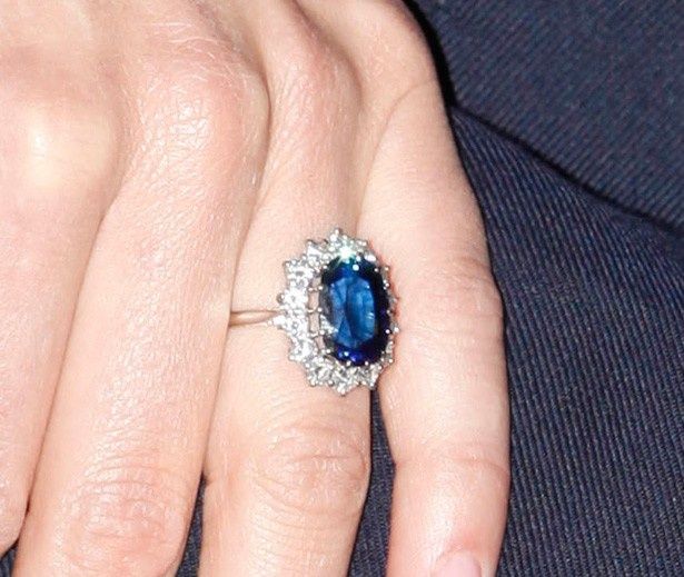 キャサリン妃が婚約の際に贈られたサファイアの指輪