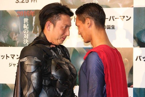 【写真を見る】映画のポスターと同じくにらみ合うポーズをしてくれた2人